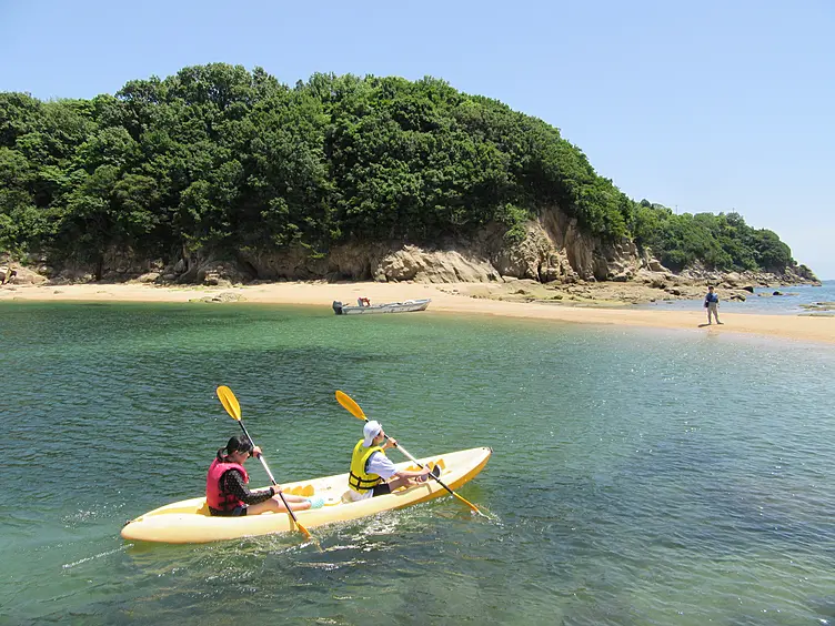 カヤックを漕ぐ２人