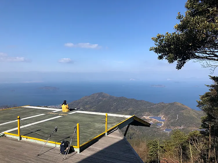 ランチャー台に座り、眼下を見下ろす女性