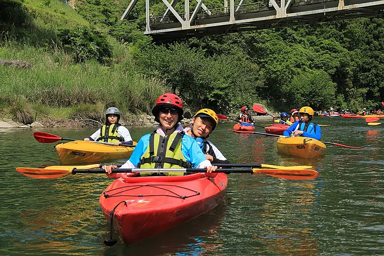 川でカヌーに乗っている人