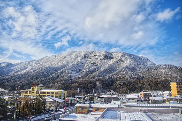 市街地の奥に見える冬山
