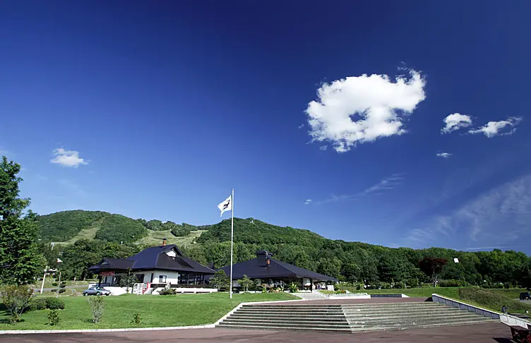 建物の後ろに里山
