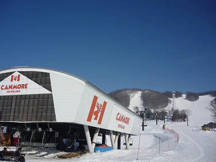 リフト乗り場とスキー場