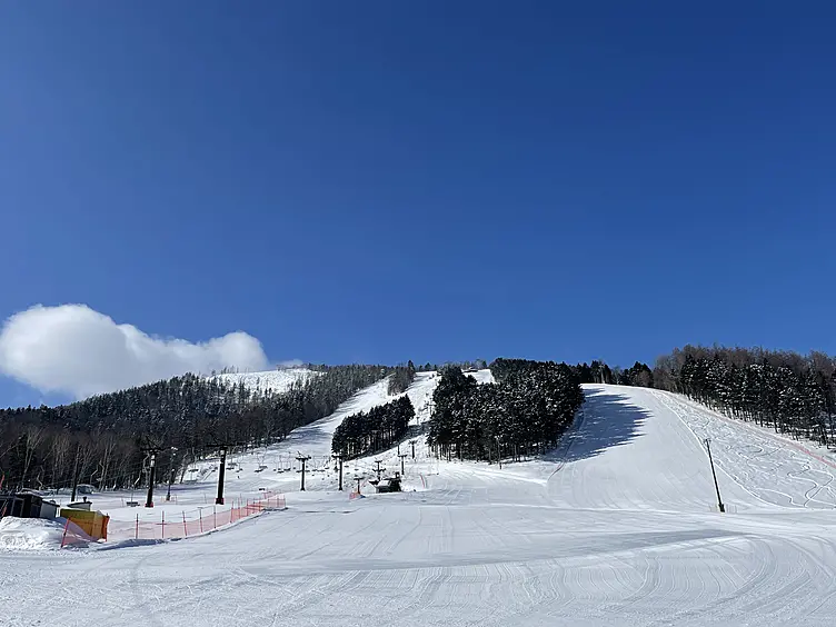 青空とスキー場