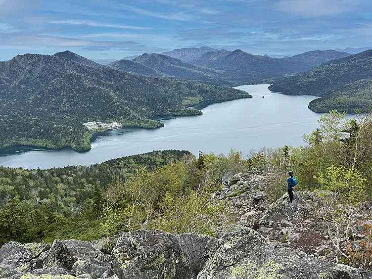 山々に囲まれた湖