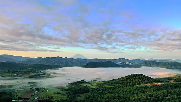 朝焼けの山々と雲海