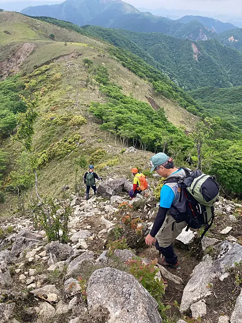 雨乞岳の西南尾根を下っているエコツアー参加者の様子