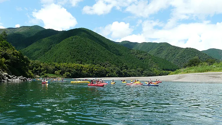 四万十川の雄大な流れをカヌー、ＳＵＰで体感