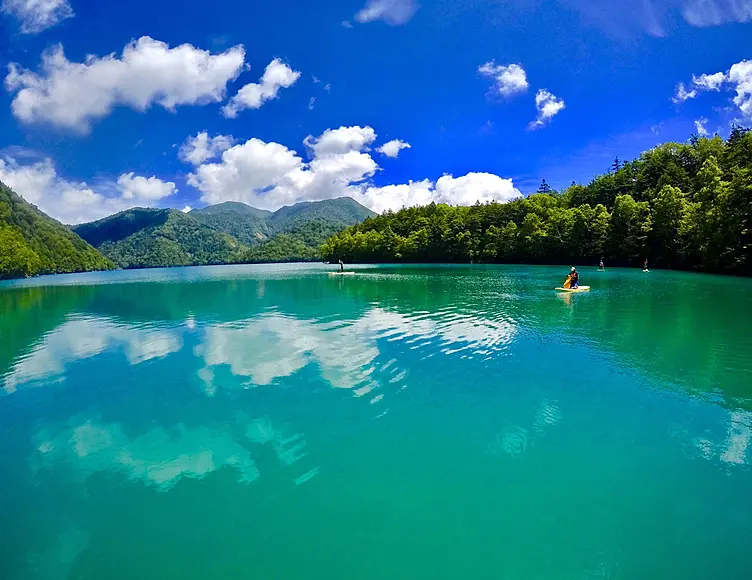 透明度の高いエメラルドグリーンの湖面