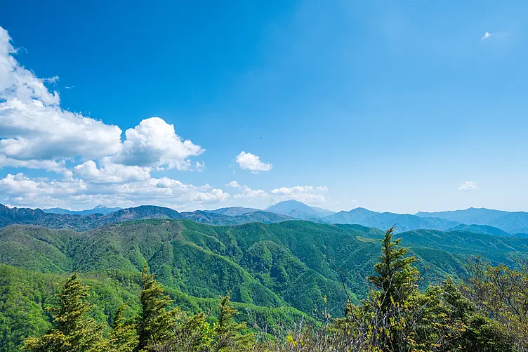 青空に映える山々