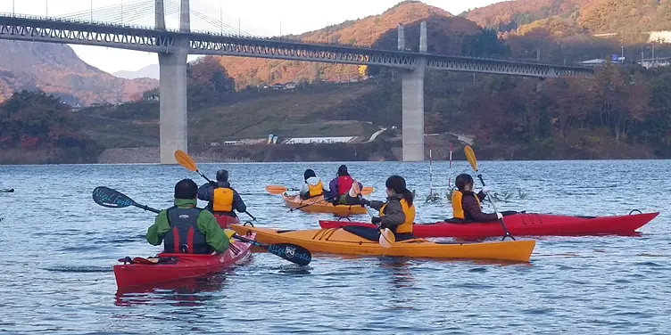 湖でカヤックを漕ぐ