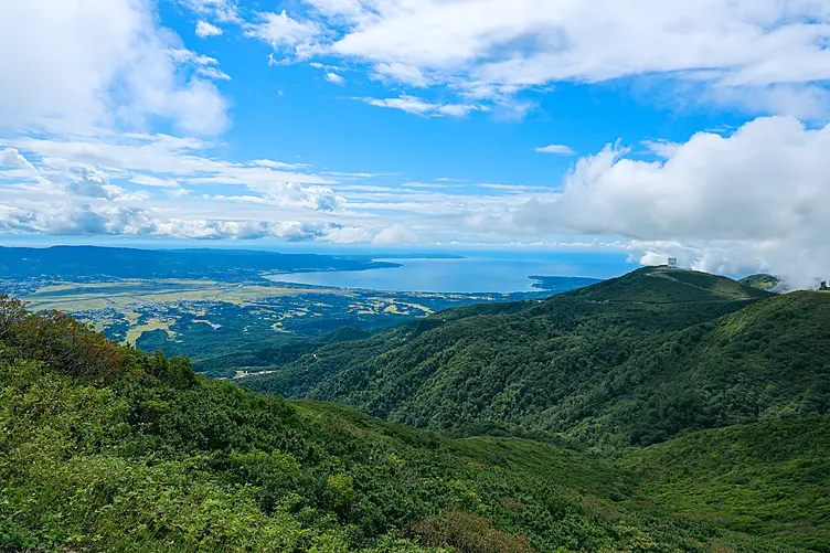 山から海を望む風景