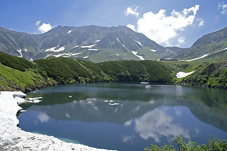 青い湖の向こうに見える山々