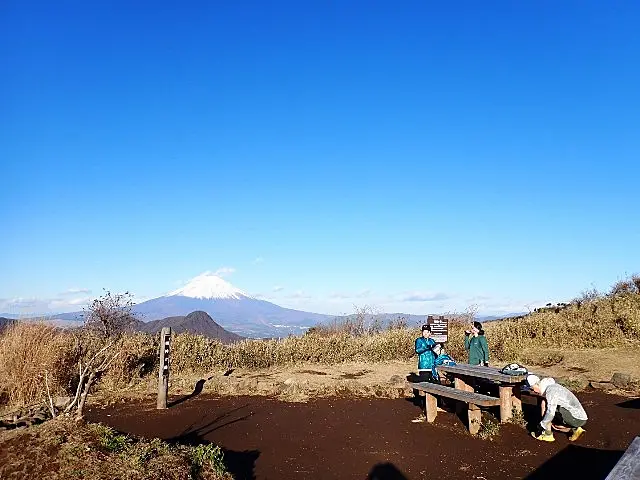 富士山バッグに山頂で休む人