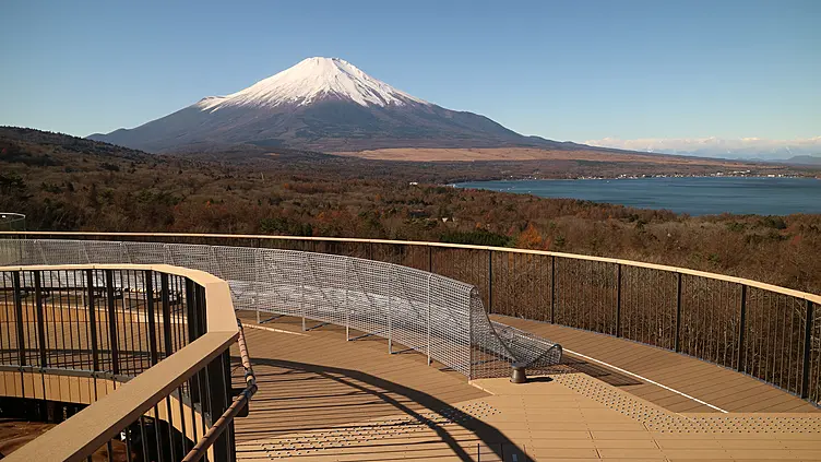 ウッドデッキからの富士山と山中湖の景色