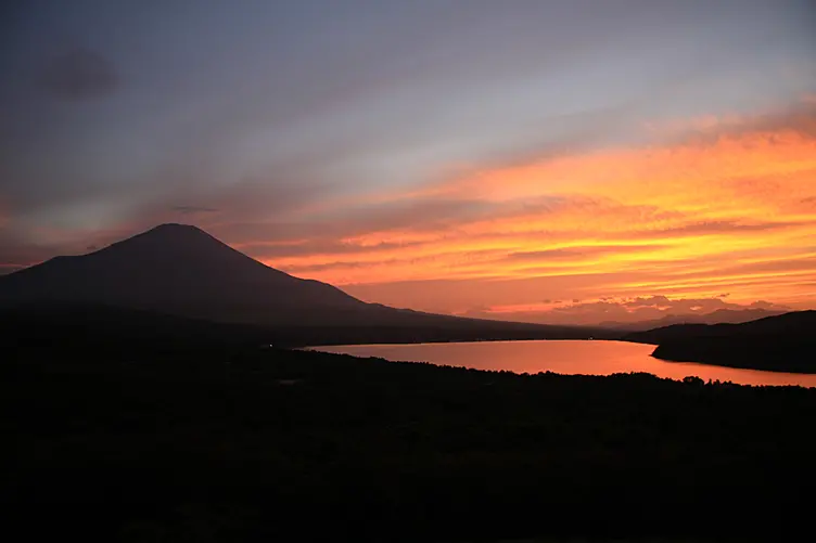 夕暮れの山中湖と富士山