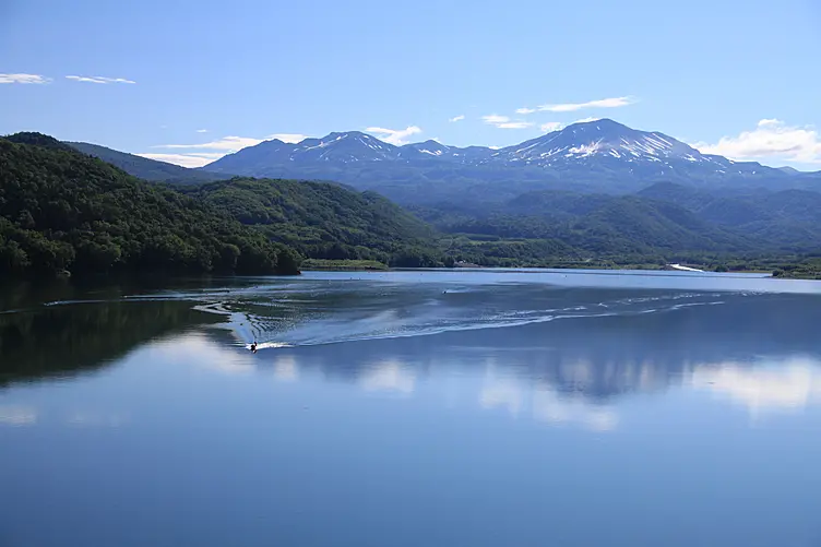 湖と大雪山の山々