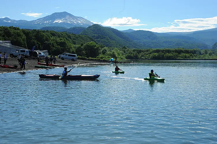 湖でカヤックを楽しむ人々