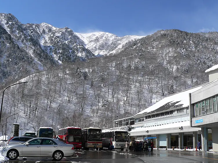 アルペンルート開通で賑わう扇沢
