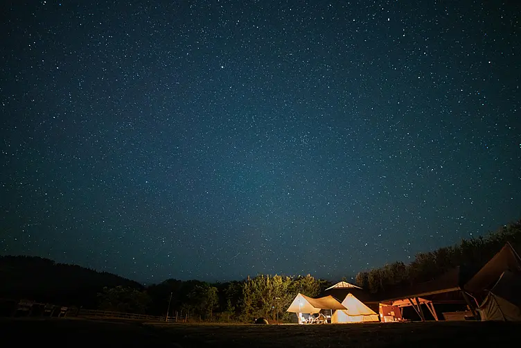 夜空の下に張ってあるテント
