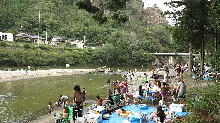 川遊びをする人々