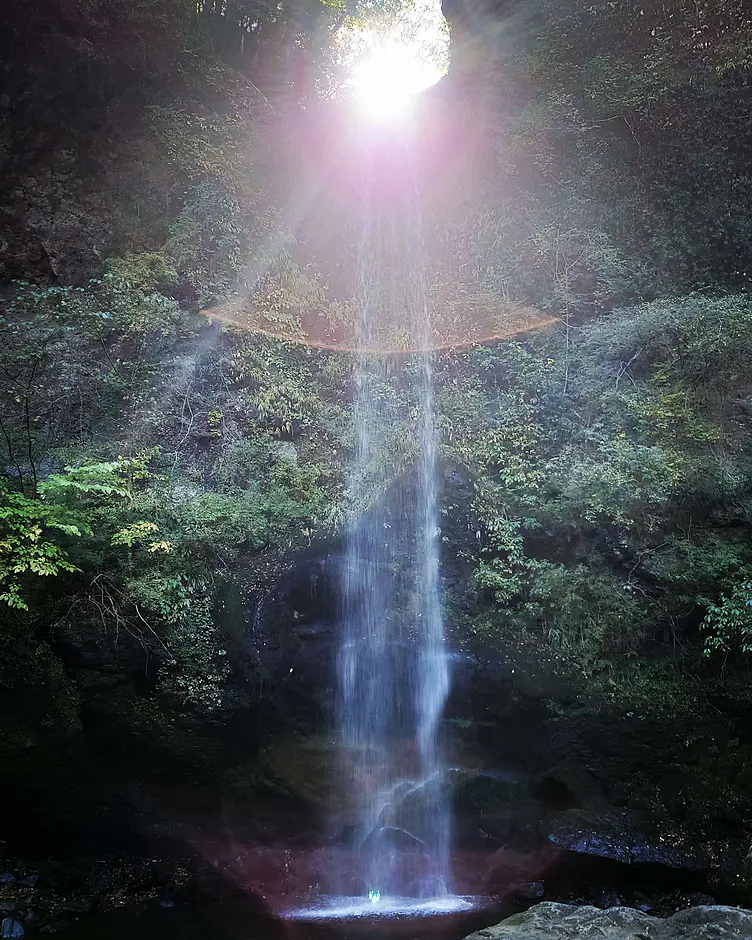 滝口に沈む夕日と夕日の滝