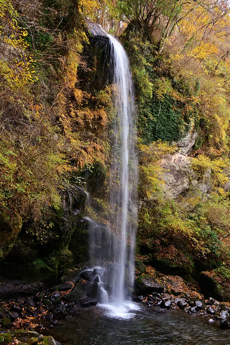 紅葉と夕日の滝