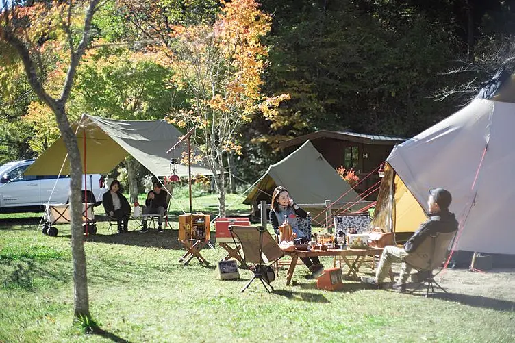 キャンプをする人々