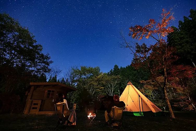 夜にライトアップされたテント