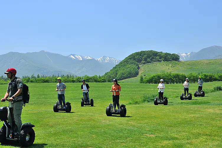 セグウェイに乗る人々