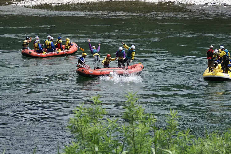 流れの穏やかな場所でジャンプ