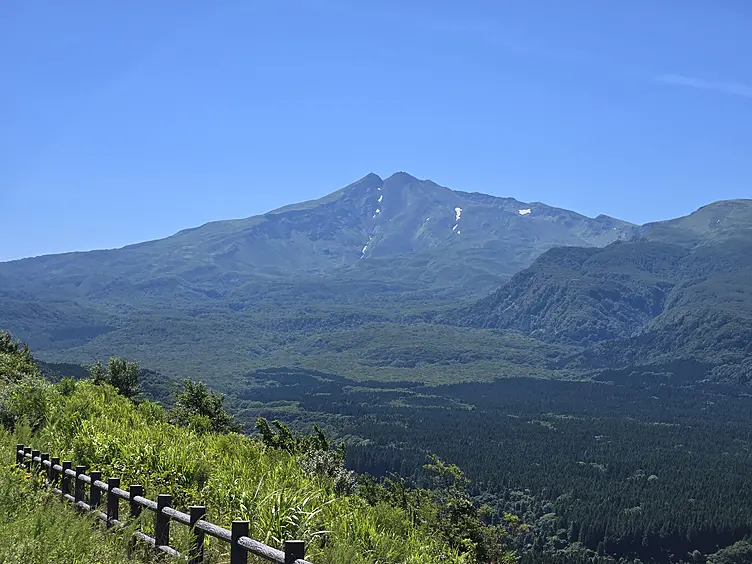 目の前にそびえ立つ鳥海山