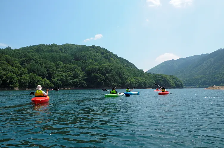 御岳湖の湖面を進むカヌー
