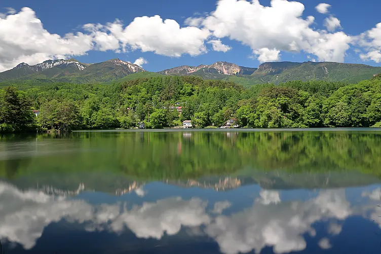 松原湖の湖面に映る八ヶ岳連峰