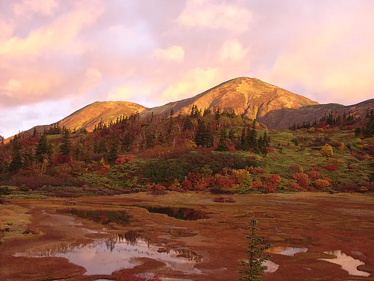 紅葉色づく雄大な山々