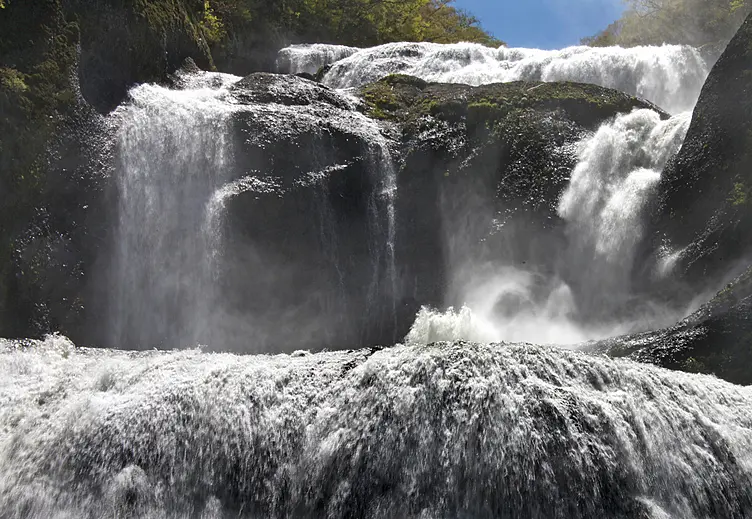 大岩壁を流れる滝