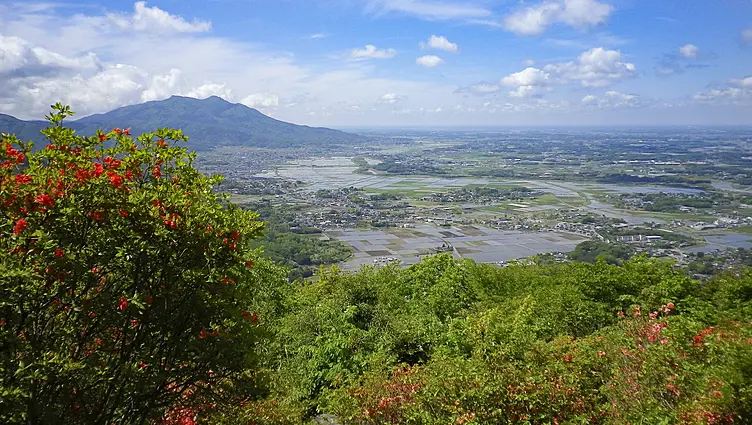 初夏の雨引山の山頂から筑波山、田園風景を望む