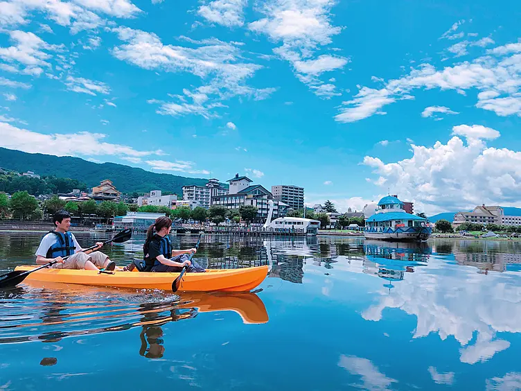 諏訪湖の湖面を進むカヤック