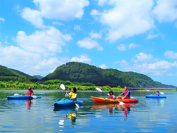 那珂川でカヤックを楽しむ様子