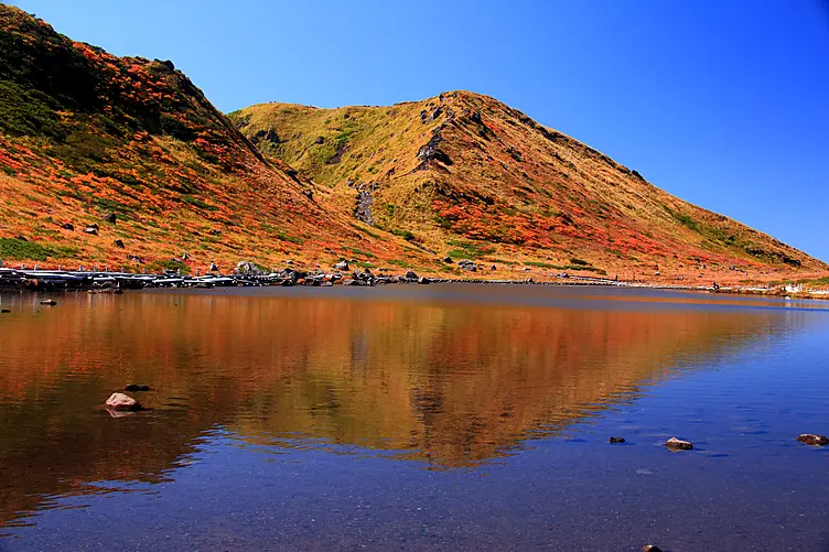 紅葉の山が池に反射している