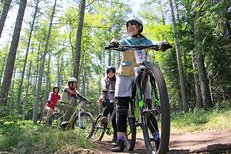 林の中を走るマウンテンバイク