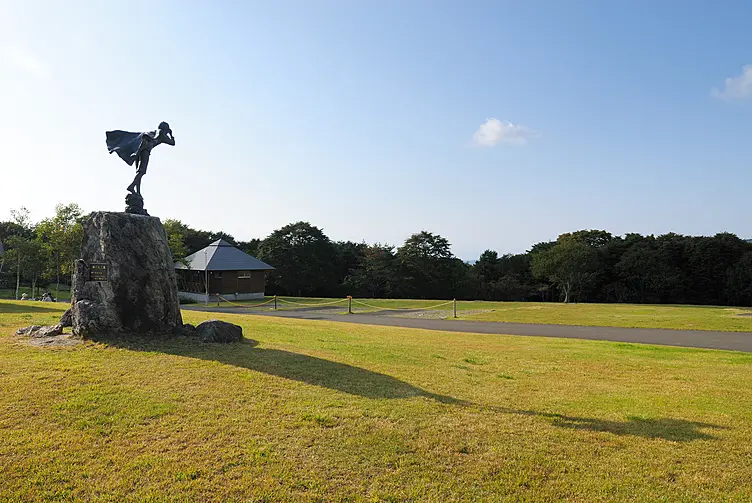 芝生に設置された風の又三郎の銅像