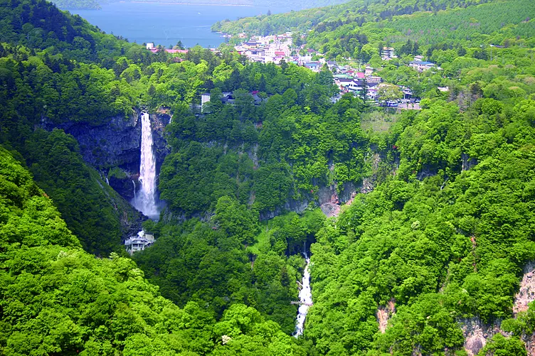 一直線に落ちる滝