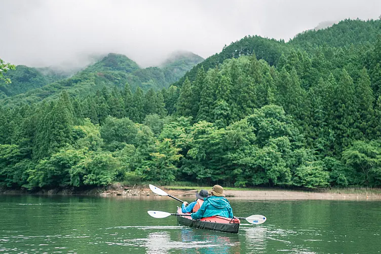 湖でSUPをする人