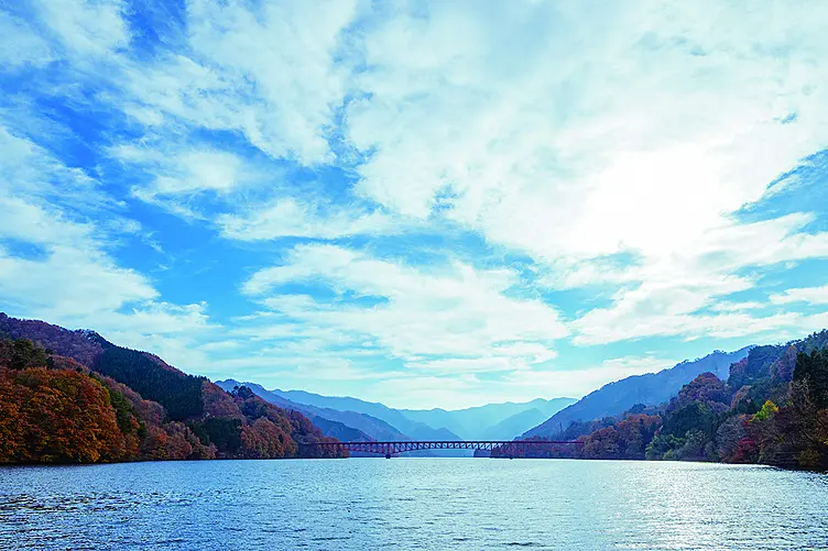 湖でカヤックをする人