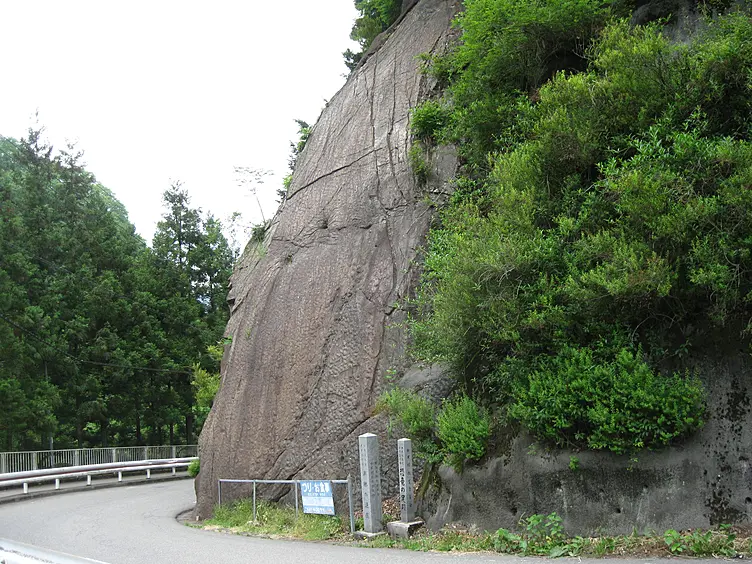 林道沿いの一枚岩