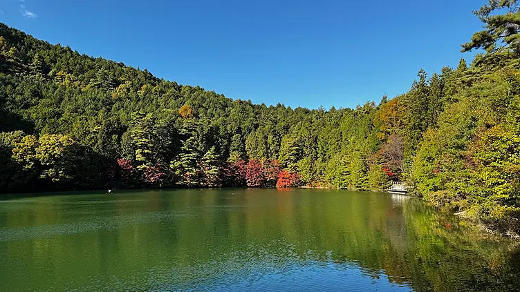 山の中にある湖
