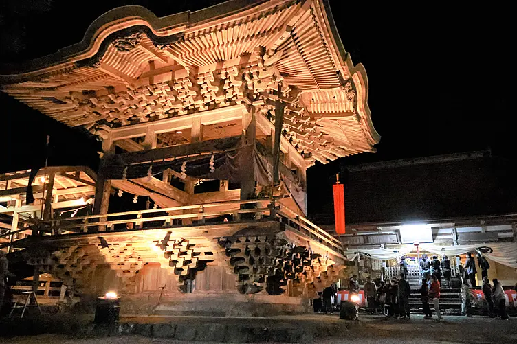 ライトアップされた神社