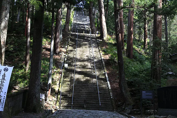 長く続く参道の階段