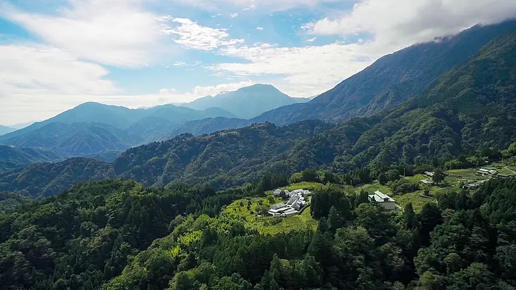 山の中にある施設