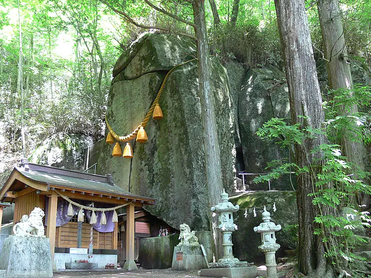 大岩と神社